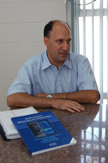 O professor José Roberto Nunhez, um dos autores do livro: obra destinada a profissionais e estudantes (Foto:Antônio Scarpinetti)