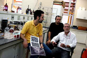 O professor Celso Aparecido Bertran (à direita), coordenador das pesquisas, Sérgio Bertazzo (à esquerda), autor da tese, e o pós-graduando Helder Augusto da Silva: entendendo como os biomateriais interagem com os tecidos vivos e os fluidos orgânicos (Foto:Antoninho Perri)
