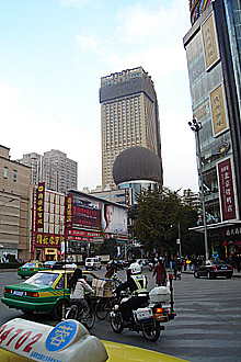  Zona central da cidade de Chengdu, cuja região metropolitana abriga 10 milhões de habitantes: símbolos da modernidade numa sociedade milenar (Fotos: Davi Nardy Antunesi)
