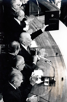 Constituição é promulgada em 5 de outubro de 1988: no centro do debate