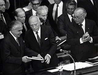 José Sarney recebe a Carta das mãos de Ulysses Guimarães: para ex-presidente, Constituição tornaria o país ingovernável (Doto: Divulgação)