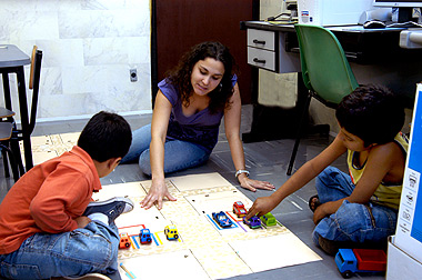 A fonoaudióloga Carolina Molina Lucenti de Souza desenvolve atividade com crianças no Cepre: serviço é ampliado (Fotos: Antoninho Perri)