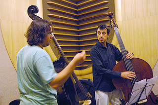 O contrabaixista francês Tibô Delor (à dir.), que participa do CD como convidado, toca com Ivan Gomes