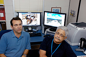 O professor Alvaro Crósta (à esq.), orientador, e o geólogo Milton Pinheiro Silva, autor da tese: mapeando as áreas de extração (Foto: Antoninho Perri)