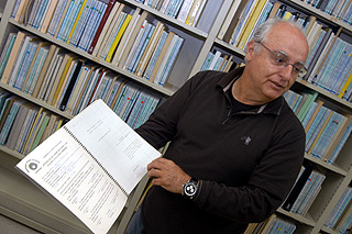 Luiz Atílio Vicentini, coordenador da Biblioteca Central "Cesar Lattes": única universidade brasileira a ter 100% da produção em formato eletrônico (Foto: Antonio Scarpinetti)