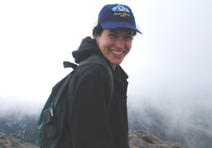 A bióloga Aline Lopes e Lima, autora da pesquisa, em trabalho de campo: "A neblina favoreceu a manutenção das trocas gasosas, maior crescimento e maior sobrevivência das espécies arbóreas" . (Foto:Divulgação)