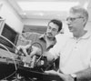 Gallep e o professor Evandro Conforti, seu orientador,  em laboratório da FEEC: invento redireciona o fluxo informativo a uma velocidade cem mil vezes maior