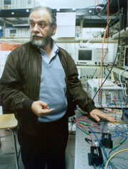 O professor Hugo Fragnito: "O acesso a um Web-Lab  permitirá desde a caracterização de um transistor até empreendimentos mais sofisticados, como apontar um telescópio e ter a imagem de uma galáxia" 