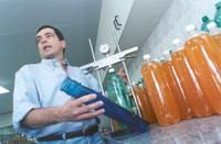 O pesquisador Carlos Anjos: analisando o desenvolvimento de uma embalagem que facilite a higienização