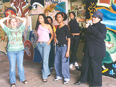 Grafiteiras na Estação Cultura, região central de Campinas: meninas de atitute