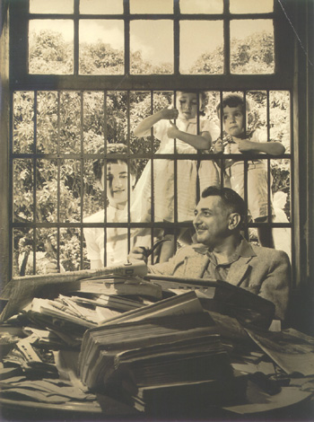 Gilberto Freyre e seus livros em sua casa de Apipucos, observado pela mulher, Magdalena, e pelos filhos Sonia e Fernando, em foto da década de 1940 (Foto: Acervo da Fundação Gilberto Freyre)