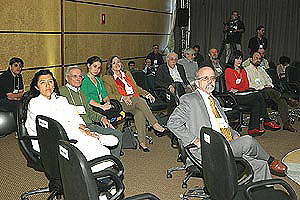 Acima, alguns dos participantes reunidos e, abaixo, Regina Casé  (Fotos: Divulgação)