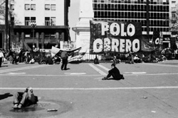 Piqueteros descansam na Praça de Maio  (Fotos: Fernando de Tacca)