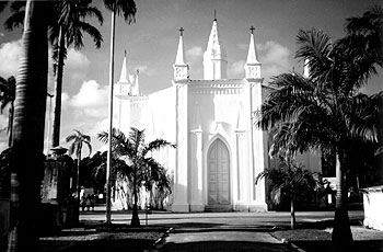 Vista da Capela do Bom Jesus da Redenção, no Cemitério Público do Recife:  primeira necrópole projetada com capela no país (Foto: Divulgação)