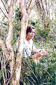 O educador físico José Ronaldo Fassheber e um jogo de futebol (abaixo) dos Kaingang no Paraná: apresentando aos brancos o discurso do fair play (jogo limpo) (Fotos: Divulgação)