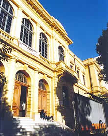 A fachada do prédio construído por Ramos de Azevedo, hoje: estilo conservado como patrimônio histórico