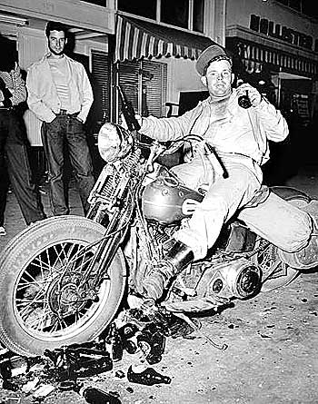 Foto do encontro de motociclistas na cidade de Hollister em 1947: má fama criada com certa dose de sensacionalismo da imprensa
