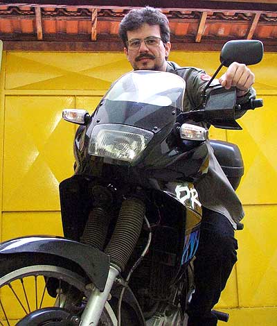 O professor de design Fábio Pligher e sua Suzuki DR 650: novo desejo é customizar uma Honda CB 400
