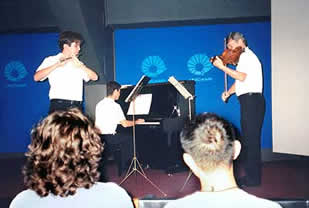 O Trio FEEC em 2005, com Daniel (piano), Maurício (flauta) e Yaro (violino)