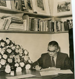 Monteiro Lobato na assinatura de contrato com a editora Brasiliense, em 1945: conselhos aos mais jovens. Foto: Cedae-IEL/Coleção Monteiro Lobato