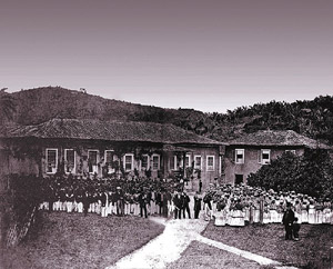 Reunião quinzenal de escravos e funcionários em Morro Velho, em foto de 1865 (Foto: Antônio Scarpinetti/Divulgação)
