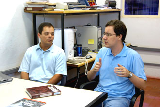 Os professores Sandro Rigo (à esquerda) e Rodolfo Jardim de Azevedo, dois dos criadores do ArchC: 43 mil acessos e usuários em 13 países (Foto: Antoninho Perri)
