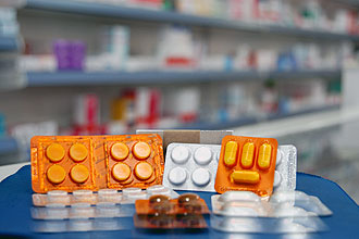 Analgésicos expostos em farmácia: a dor já é considerada por especialistas um problema social importante (Foto: Antoninho Perri)