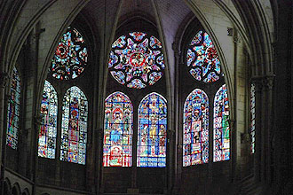 Na seqüência, algumas das fontes de inspiração de Olivier Messiaen: interior da Catedral  de St-Etienne, em Bourges (Fotos: Reprodução/Divulgação)