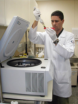 O pesquisador Rodrigo Gonçalves Dias, autor do estudo inédito: investindo no “rastreamento de genes candidatos” (Foto: Divulgação)