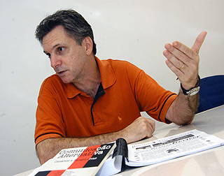 O jornalista e professor Amarildo Carnicel, um dos organizadores da obra: livro pode ser lido por pessoas de diferentes áreas (Fotos: Antoninho Perri/Reprodução)