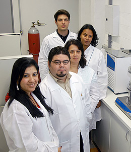 Equipe que se dedica ao escalonamento da produção microbiana do ácido hialurônico: formando pessoal altamente qualificado (Foto: Antonio Scarpinetti)
