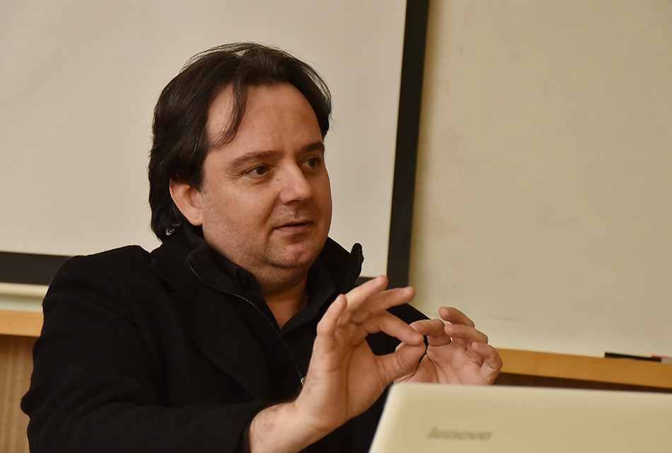 Professor Carlos Roberto durante entrevista