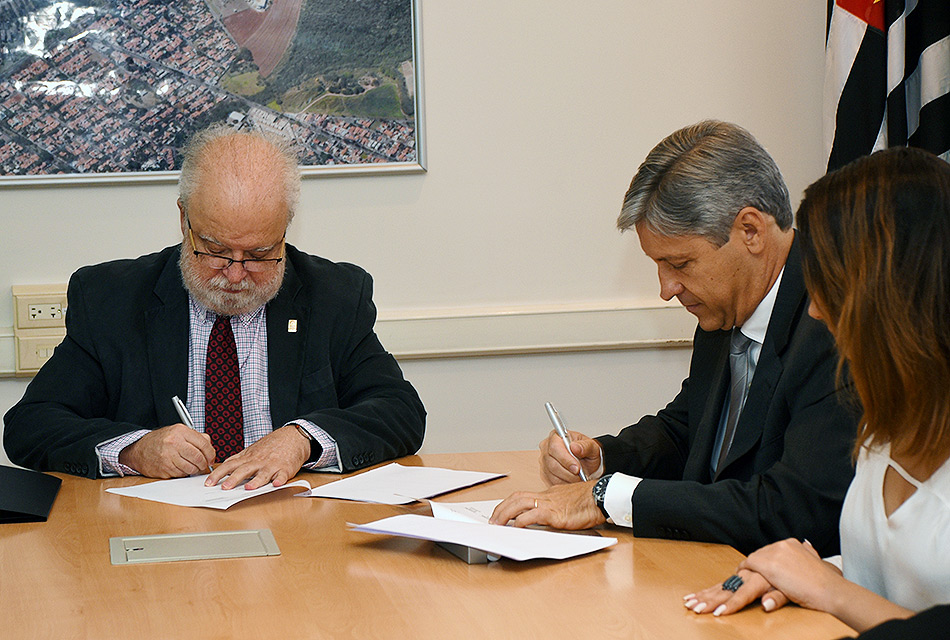 O reitor José Tadeu Jorge assina acordo de cooperação com o superintendente regional da Caixa, Sérgio Luis Scramin Unicamp assina cooperação técnica com a Caixa