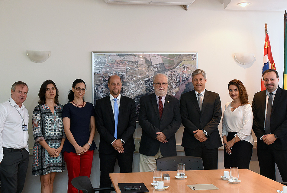Representantes da Unicamp e da Caixa Federal posam para foto oficial Representantes da Unicamp e da Caixa Federal