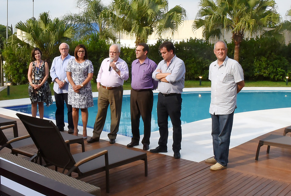 Membros da administração central falam durante evento