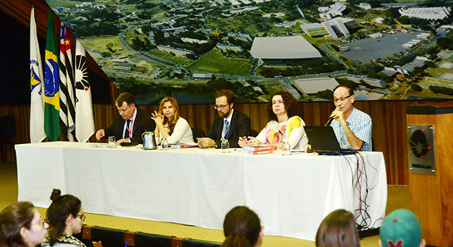 Palestrantes ocupam a primeira mesa de debate Palestrantes ocupam a primeira mesa de debate