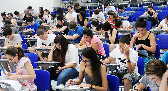 Sala com candidatos fazendo a prova do Vestibular