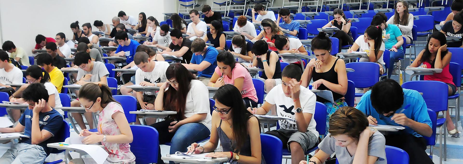 Sala de aula com estudantes fazendo a prova do Vestibular