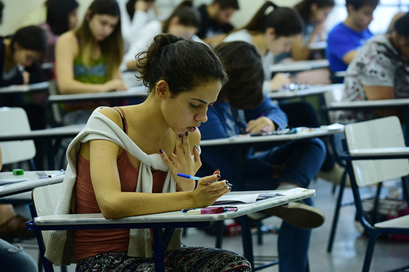 Candidata durante prova da primeira fase em Campinas Candidata ao vestibular 2017 da Unicamp, durante prova da primiera fase, em escola de Campinas