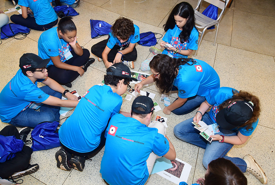 Grupo de estudantesm participam de oficina coletiva no Férias no Museu