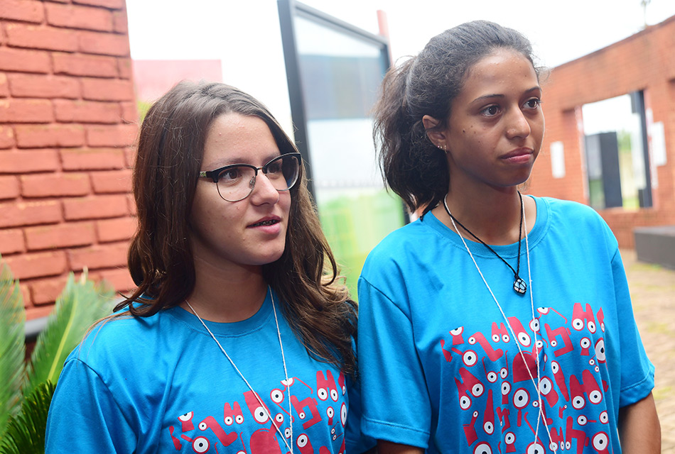 Estudantes Flávia e Verônica (Foto Antonio Scarpinetti) Imagem das estudantes Flávia e Verônica, participantes do Férias no Museu