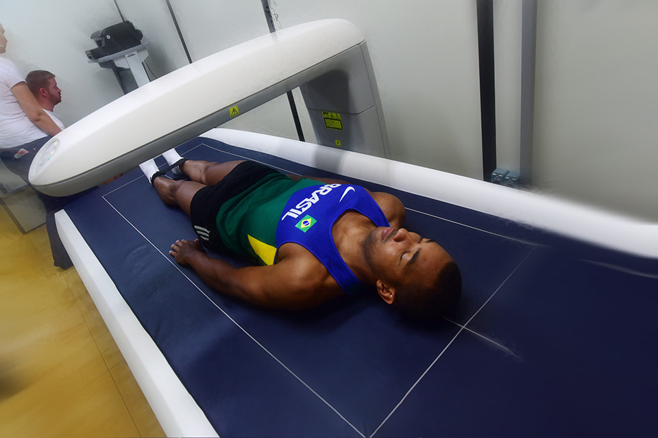 Atleta paralímpico realiza exames em um equipamento no  Centro de Investigação em Pediatria (Ciped) da Unicamp