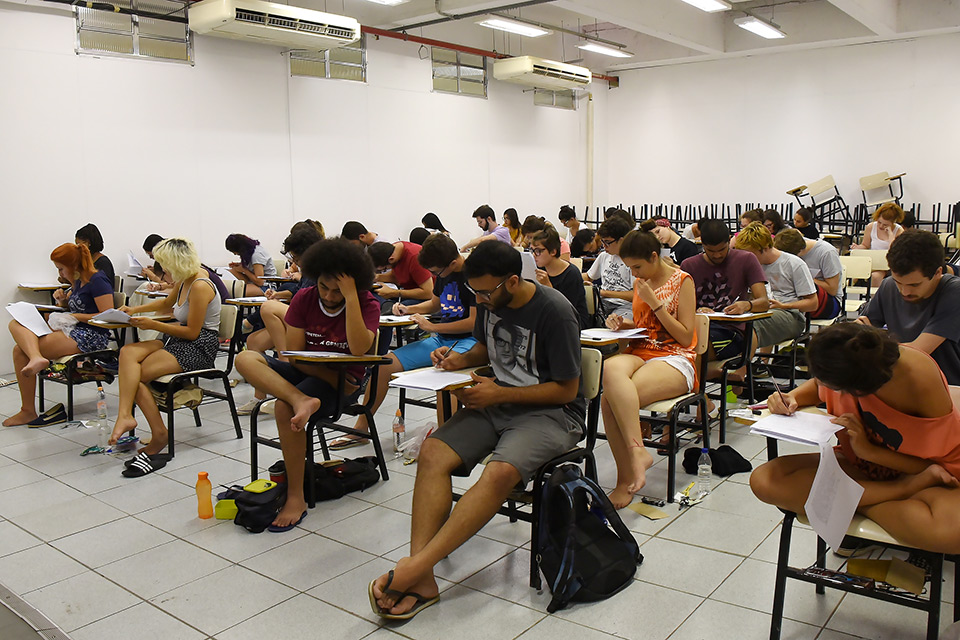 Candidatos a uma vaga na Unicamp realizam prova em sala da Unip, em Campinas 