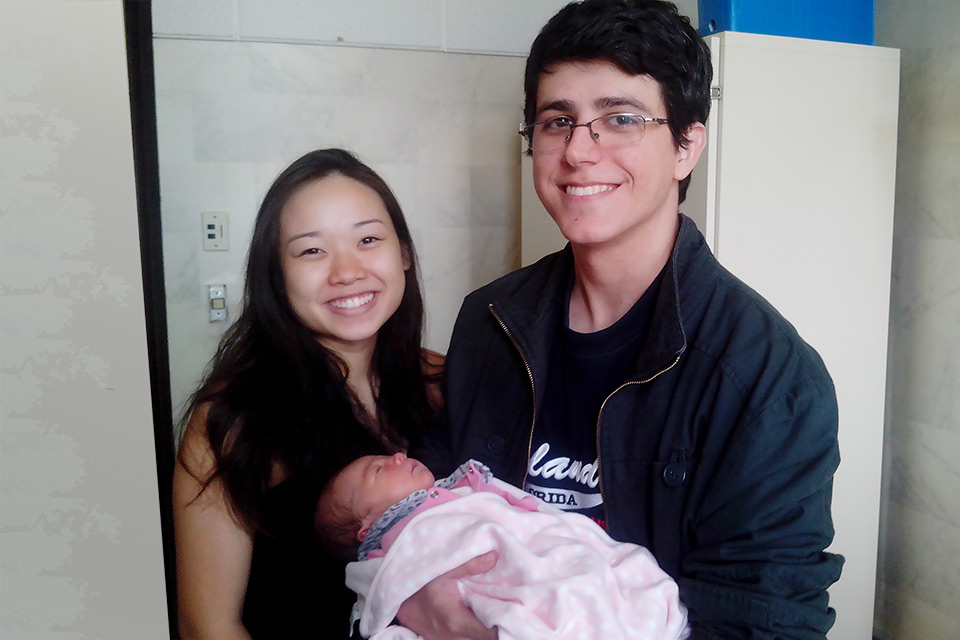 Imagem mostra Camila e Lucas, pais da Helena, também na foto, que nasceu na véspera do vestibular da Unicamp