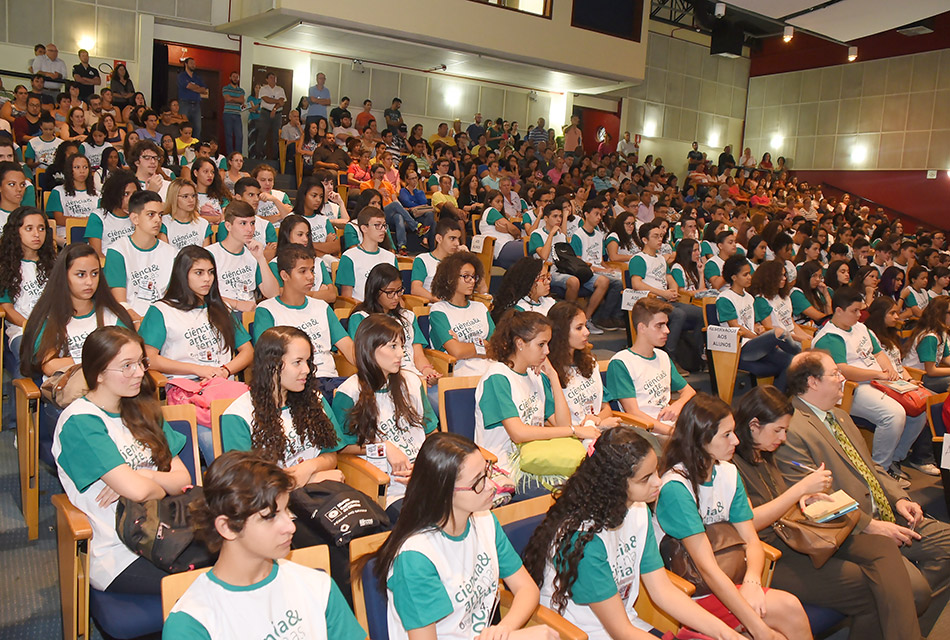 Auditório da FCM Foto de estudantes que participam do programa CAF