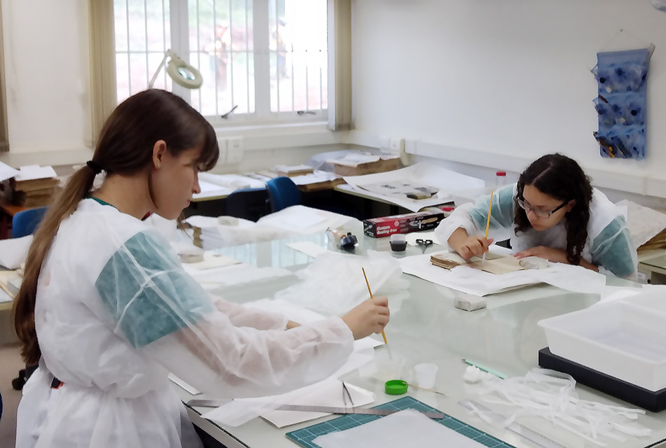 As estudantes Lohany Leiroz e Gabriela Tchin em oficina no AEL