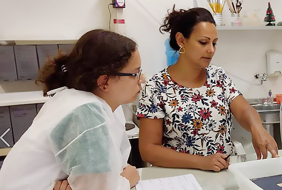 Gabriela Tchin e Castorina Madureira, supervisora da seção de preservação do AEL