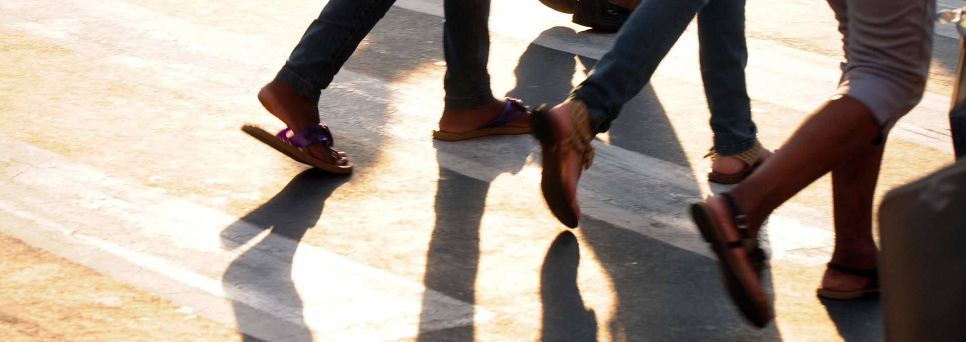 Imagem mostra o andar de algumas pessoas no cotidiano das cidades