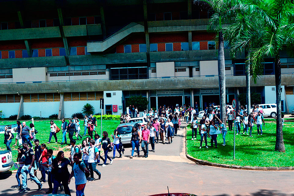 Jovens se dirigem ao Ginasinho da FEF