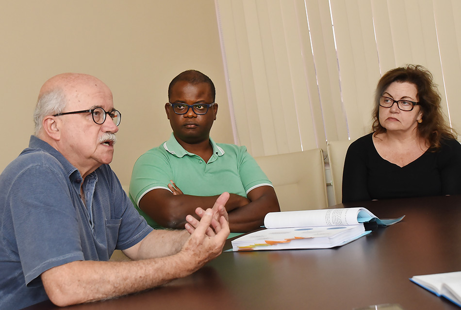 Os professores Rachel Meneguelo, Julio Hadler e Mário Medeiros da Silva Integrantes do Grupo de Trabalho que organizou as audiências públicas sobre cotas étnico-raciais
